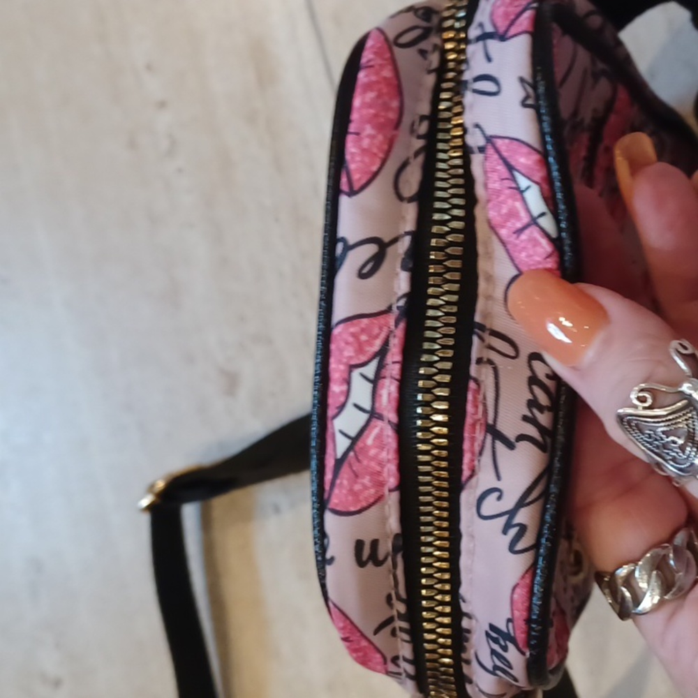 Betsey Johnson Follow Your Heart, Do What You Love Pink LIPS Crossbody Bag - Picture 10 of 11